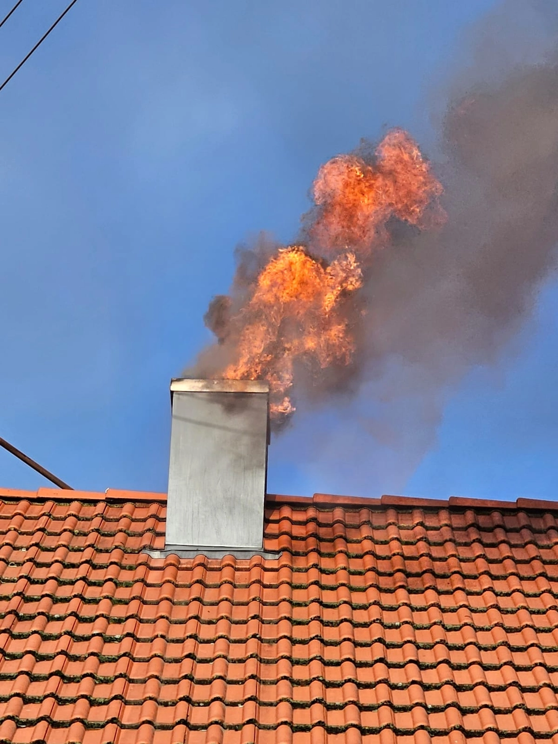 Schorsteinfeger Bahr - Handwerk - Feuer schlägt aus dem Schornstein